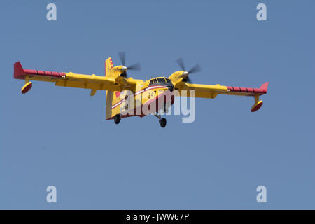 Van Nuys Airport, CA, USA. 13 Aug, 2017. Abendmahl Scopper 247 aus Kanada kamen zurück in Los Angeles Grafschaft für die Unterstützung der geschäftigen wildfire Jahreszeit. Credit: Chester Braun/Alamy leben Nachrichten Stockfoto