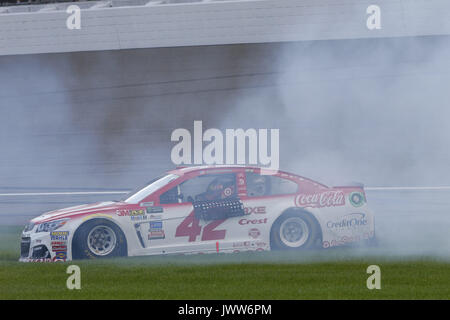 Brooklyn, Michigan, USA. 13 Aug, 2017. August 13, 2017 - Brooklyn, Michigan, USA: Kyle Larson (42) Hat ein Burnout nach dem Gewinn der reinen Michigan 400 am Michigan International Speedway in Brooklyn, Michigan. Credit: Justin R. Noe Asp Inc/ASP/ZUMA Draht/Alamy leben Nachrichten Stockfoto