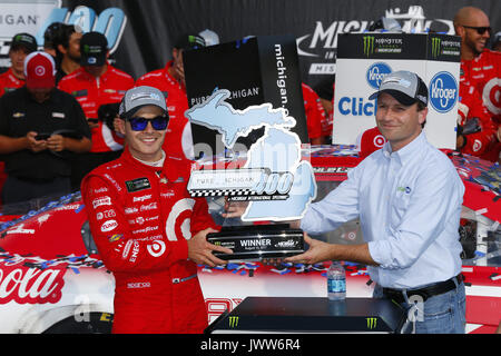 Brooklyn, Michigan, USA. 13 Aug, 2017. August 13, 2017 - Brooklyn, Michigan, USA: Kyle Larson (42) Fotos nimmt nach dem Gewinn der reinen Michigan 400 am Michigan International Speedway in Brooklyn, Michigan. Credit: Justin R. Noe Asp Inc/ASP/ZUMA Draht/Alamy leben Nachrichten Stockfoto