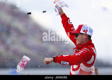 Brooklyn, Michigan, USA. 13 Aug, 2017. August 13, 2017 - Brooklyn, Michigan, USA: Kyle Larson (42) feiert nach dem Gewinn der reinen Michigan 400 am Michigan International Speedway in Brooklyn, Michigan. Credit: Justin R. Noe Asp Inc/ASP/ZUMA Draht/Alamy leben Nachrichten Stockfoto