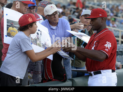 Usa. 13 Aug, 2017. Sport - Ryan Howard Autogramme eine Kugel für Santiago Melendez, 12, von Austin, Texas vor seinem ersten Spiel mit der Isotope Isotope im Park am Sonntag, 13. August 2017. Credit: Greg Sorber/Albuquerque Journal/ZUMA Draht/Alamy leben Nachrichten Stockfoto