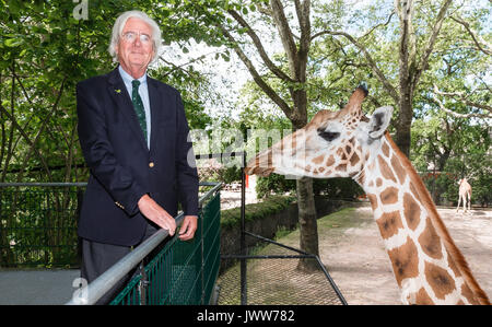 Hamburg, Deutschland. 31. Mai, 2017. Der ehemalige Zoodirektor Claus Hagenbeck steht neben dem Giraffe im Tierpark Hagenbeck in Hamburg, Deutschland, 31. Mai 2017. Foto: Markus Scholz/dpa/Alamy leben Nachrichten Stockfoto