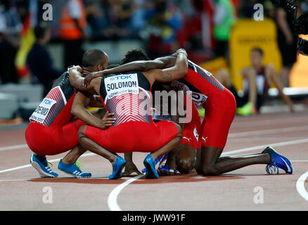 London, Großbritannien. 13 Aug, 2017. Team Trinidad und Tobago feiern nach Herren 4X400 Relais Final am 10. Tag des IAAF World Championships 2017 in London Stadion in London, Großbritannien, am 12.08.13., 2017. Team Trinidad und Tobago behauptete den Titel mit 2 Minuten 58.12 Sekunden. Credit: Han Yan/Xinhua/Alamy leben Nachrichten Stockfoto