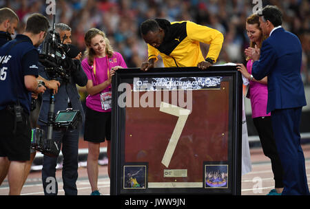 London, Großbritannien. 13 Aug, 2017. Die jamaikanische Sprinter Usain Bolt (3. von rechts), ein Stück der Laufstrecke mit der Nummer 7, seine Nummer, vom Stadion der Olympischen Spiele 2012 in London am Ende der London IAAF Leichtathletik WM 2017 in London, Großbritannien, 13. August 2017. Schraube gewann auf dieser Strecke seine olympische Siege auf der 100 und 200 Meter Wettbewerbe, wo er Olympische Rekorde von 9,63 Sekunden eingestellt. Schraube beendet seine Karriere bei der diesjährigen Weltmeisterschaft. Foto: Bernd Thissen/dpa/Alamy leben Nachrichten Stockfoto