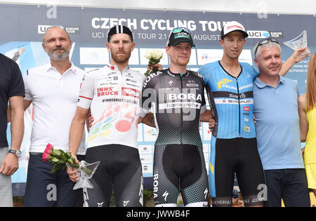 Dolany, Tschechische Republik. 13 Aug, 2017. L-R Tschechische ehemalige Politiker Ivan Langer, italienische Radprofi Filippo Fortin (Tirol Cycling Team) - beste tschechische Racer der Rasse, irische Radfahrer Sam Bennett (team Bora Hansgrohe) - absoluter Sieger des Rennens und Deutsche Radfahrer Jannik Steimle (felbermayr Simplon Wels) werden gesehen, nach der vierten und letzten Stufe des Tschechischen Radtour in Dolany, Tschechien, am 13. August 2017. Credit: Ludek Perina/CTK Photo/Alamy leben Nachrichten Stockfoto