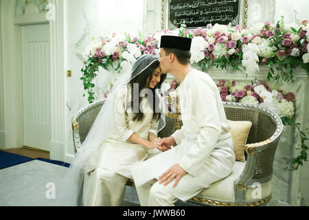 HANDOUT - Johor Prinzessin Tunku Tun Aminah Sultan Ibrahim während der Hochzeit mit Niederländischen - Dennis Muhammad Abdullah am 14 August, 2017 geboren, in der serene Hill Palace in Johor Bahru, Malaysia. Achtung: HANDOUT/Redaktionelle Verwendung nur/Obligatorischer Foto: Royal Pressestelle Johor/dpa Stockfoto