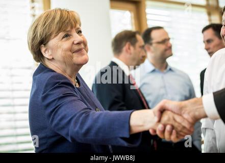 Berlin, Deutschland. 14 Aug, 2017. dpatop - Bundeskanzlerin und CDU-Vorsitzende Angela Merkel Händeschütteln mit anderen Vorstandsmitgliedern vor dem Start der Sitzung vom Bundesvorstand der CDU im Konrad-adenauer-Haus in Berlin, Deutschland, 14. August 2017. Foto: Michael Kappeler/dpa/Alamy leben Nachrichten Stockfoto