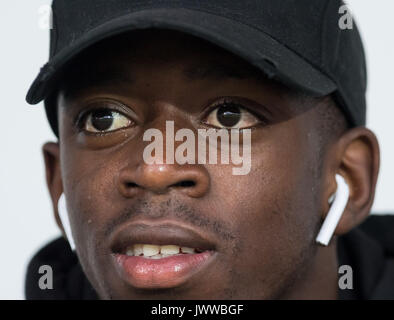 Datei - Datei Bild vom 01. August 2017 zeigt der Dortmunder Armenian Dembele auf der Bank sitzen vor der Borussia Dortmund vs Atalanta Bergamo Match in in Altach, Österreich. Foto: Guido Kirchner/dpa Stockfoto