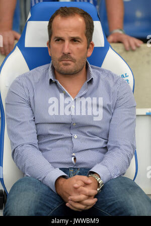 Trainer Manuel BAUM (A) sitzt auf der Bank, Portraet, Portrait, Kopf, DFB-Pokal, 1. Runde, 1.FC Magdeburg (MD) - FC Augsburg (A) 2:0 in Magdeburg am 13.08.2017 | Verwendung weltweit Stockfoto