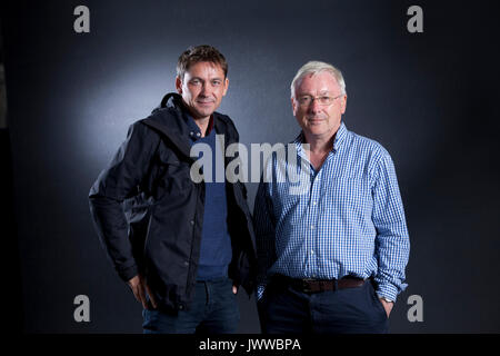 Edinburgh, Großbritannien. 14 Aug, 2017. Conor Woodman (links), die irischen Regisseurs, und Richard Murphy, der britischen Chartered Accountant und politische Ökonom, beim Edinburgh International Book Festival erscheinen. Credit: GARY DOAK/Alamy leben Nachrichten Stockfoto