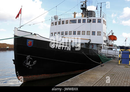 Rostock, Deutschland. 14 Aug, 2017. Die dampfbetriebene Icebreakers tettin' liegt am Fischereihafen (Fischereihafen) in Rostock, Deutschland, 14. August 2017 verankern. Das museumsschiff ist nicht mehr fahrtüchtig nach seinem Unfall mit einer Finnischen Fracht Fähre während der Hanse Sail am 12. August 2017. Nach Berichten des Schiffskörpers hat einen Schlitz zwei Meter lange gelitten. Foto: Bernd Wüstneck/dpa-Zentralbild/dpa/Alamy leben Nachrichten Stockfoto