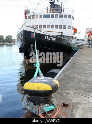 Rostock, Deutschland. 14 Aug, 2017. Die dampfbetriebene Icebreakers tettin' liegt am Fischereihafen (Fischereihafen) in Rostock, Deutschland, 14. August 2017 verankern. Das museumsschiff ist nicht mehr fahrtüchtig nach seinem Unfall mit einer Finnischen Fracht Fähre während der Hanse Sail am 12. August 2017. Nach Berichten des Schiffskörpers hat einen Schlitz zwei Meter lange gelitten. Foto: Bernd Wüstneck/dpa-Zentralbild/dpa/Alamy leben Nachrichten Stockfoto