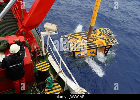 An Bord Kexue. 14 Aug, 2017. Ein Remote Operated Vehicle (ROV) wird in das Wasser im Westen der Pazifische Ozean, Nov. 14, 2017. Chinesische Wissenschaftler auf der KEXUE (Wissenschaft) wissenschaftliche Schiff begann ein seamount namens Caroline in der Region zu erkunden. Credit: Zhang Xudong/Xinhua/Alamy leben Nachrichten Stockfoto