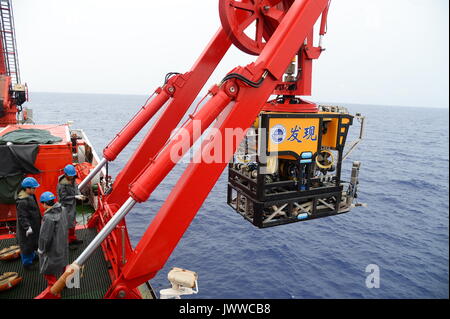 An Bord Kexue. 14 Aug, 2017. Ein Remote Operated Vehicle (ROV) ist aus dem Wasser im Westen der Pazifische Ozean, Aug 14, 2017 übernommen. Chinesische Wissenschaftler auf der KEXUE (Wissenschaft) wissenschaftliche Schiff begann ein seamount namens Caroline in der Region zu erkunden. Credit: Zhang Xudong/Xinhua/Alamy leben Nachrichten Stockfoto