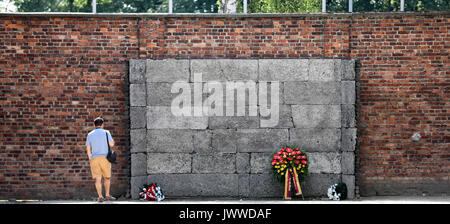 Ein Blick in den Hof zwischen Block 10 und 11 im ehemaligen Konzentrationslager Auschwitz in Oswiecim, Polen, 26. Juni 2017. Hinrichtungen statt, an der "Schwarzen Wand" in den Hof zwischen Block 10 und 11, bis Dezember 1943. Die wichtigsten paramilitärischen Organisation im nationalsozialistischen Deutschland, SS (Schutzstaffel, lit. "Schutz Squadron") lief die Konzentrations- und Vernichtungslager zwischen 1940 und 1945. Etwa 1,1 bis 1,5 Millionen Menschen, die meisten von ihnen Jüdisch, haben im Camp und seine Satelliten getötet worden. Auschwitz steht als Symbol für den industrialisierten Massenmord und der Holocaust von Nazi-deutschland. Stockfoto