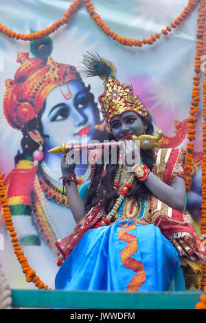 Dhaka, Bangladesch. 14 Aug, 2017. Bangladeshi Childs gekleidet als hinduistische Göttin Gott Lord Krishna und Radha Teil in einer Prozession findet. Hindus nehmen Sie Teil in einer farbenfrohen Prozession aus Palashi Kreuzung in die Hauptstadt feiert heute Janmashtami, die die Geburt des hinduistischen Gottes Lord Krishna. Credit: SK Hasan Ali/Alamy leben Nachrichten Stockfoto