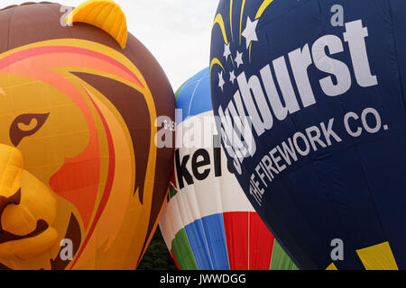 Bristol International Balloon Fiesta - 13. August 2017; abends Masse Heißluftballon Heben von Ashton Gericht. Stockfoto