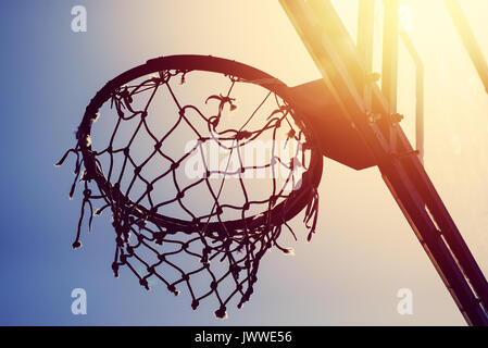 Basketballkorb auf Amateur outdoor Basketball für Streetball, gegen starke Sonneneinstrahlung im Sommer Stockfoto