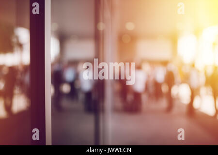 Abstract blur Business und Entrepreneurship Hintergrund, undefinierbare Masse von businespeople vor corporate Räumlichkeiten Stockfoto