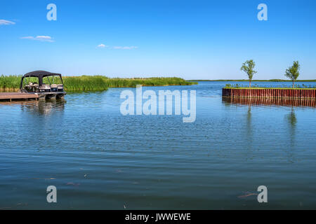 Schöne Aussicht auf den Fluss und die Pier an einem sonnigen Tag Stockfoto