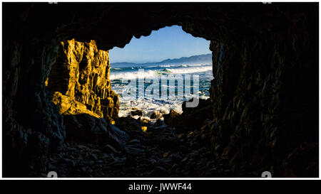 Ein Blick auf das Meer Blick von innen am Klipgat Höhlen - einen steinzeitlichen Wohnhöhle, Gansbaai, Provinz Westkap, Südafrika Stockfoto