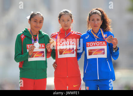 Chinas Jiayu Yang (Mitte, Gold), Mexikos Maria Guadalupe Gonzalez (links, Silber) und Italiens Antonella Palmisano (Bronze) für die Frauen 20 km Rennen gehen bei Tag zehn Der 2017 Leichtathletik-WM t der Londoner Stadion. Bild Datum: Sonntag, den 13. August 2017. Siehe PA Geschichte leichtathletik Welt. Photo Credit: John Walton/PA-Kabel. Einschränkungen: Nur für den redaktionellen Gebrauch bestimmt. Keine Übertragung von Ton oder bewegte Bilder und kein Video Simulation. Stockfoto