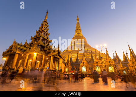 Vergoldete Shwedagon Pagode in Yangon, Myanmar an einem sonnigen Tag. Stockfoto