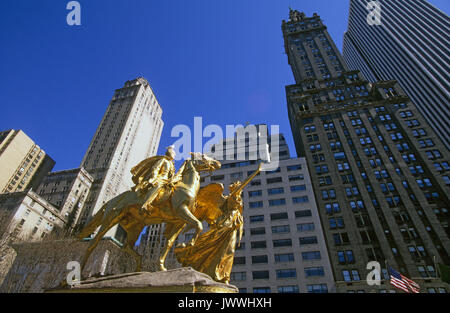 Die vergoldeten William Tecumseh Sherman Denkmal im Grand Army Plaza in New York City. Stockfoto