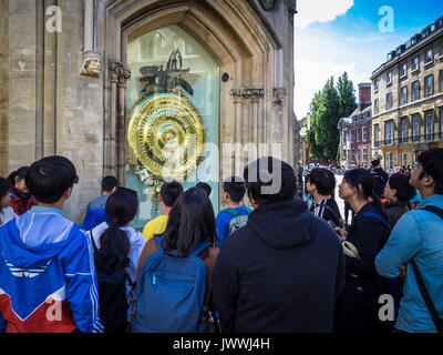 Cambridge Touristen nehmen Fotos vor dem Corpus Clock am Corpus Christi College, Cambridge. Es war im Jahr 2008 unveilled Stockfoto