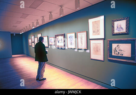 Ein Besucher untersucht die Zeichnungen und Aquarelle in der Galerie im Philadelphia Museum of Art, in Philadelphia, Pennsylvania Stockfoto