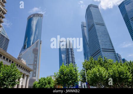 Wolkenkratzer auf Pudong, darunter das World Financial Center, Jin Mao Tower und dem Shanghai Tower. Shanghai, China. Stockfoto