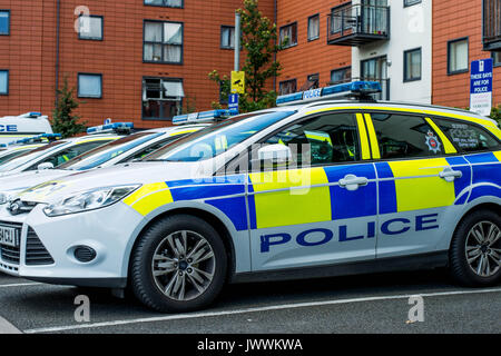 Geparkt Britische Polizei Autos Vor ein modernes Apartment Gebäude Stockfoto