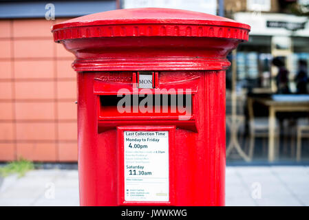 Traditionelle britische Rot E-Mail Post Box Stockfoto