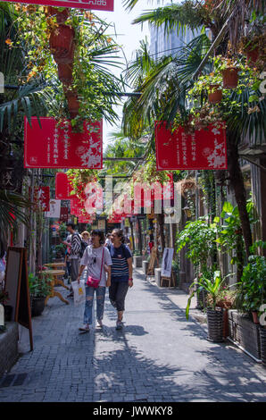 Touristen schlendern durch die Gasse der Tianzifang in Shanghai, China. Stockfoto