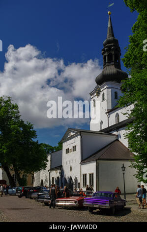 Tallinn, Estland - 18. Juni 2011: Retro Autos vor der St. Mary's Kathedrale (Dom) auf Toompea Hügel in der Altstadt von Tallinn, Estland Stockfoto