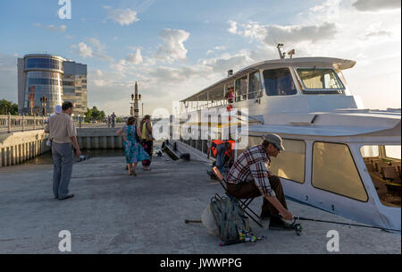 Pkw Boot auf einen Deich in Astrachan riverfront Bereich Stockfoto