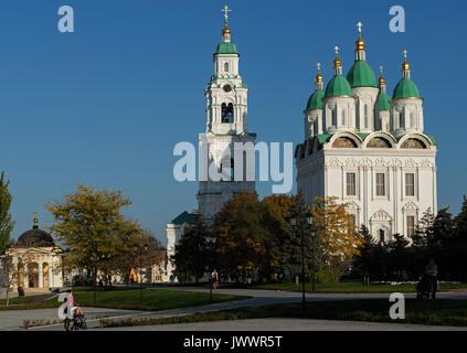 Astrachan, Russland. Anzeigen von Astrachan und Teil von Astrachan Kreml - Preshistenskaya Glockenturm und Uspensky Kathedrale Stockfoto