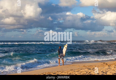 Surfer geht an das Meer an Hookipa Beach auf Maui Stockfoto