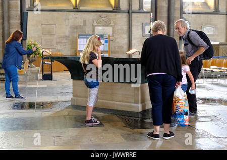 Familie und genießen Sie das lebendige Wasser font in der Kathedrale von Salisbury, Wiltshire, UK. Der Font wurde von dem britischen Wasser Bildhauer entworfen, William Pye Stockfoto