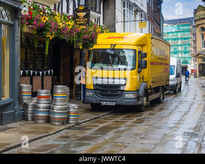 Am frühen Morgen Bier Lieferung an die Punch Bowl Public House im Stonegate York Massen während des Tages zu vermeiden. Stockfoto