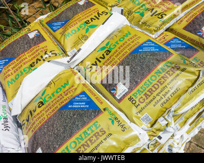 Ein Stapel von Taschen von Sylva Growell Zweck Torf frei wachsende Medium mit John Innes Kompost in einem Gartencenter Stockfoto