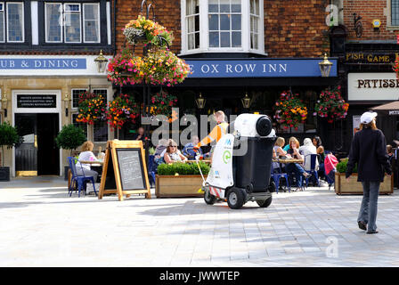 Roadsweeper Reinigung Abfall in Salisbury, Wiltshire, UK Stockfoto