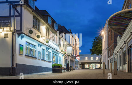 Basingstoke Stadtmitte bei frühen Einbruch der Dunkelheit Stockfoto