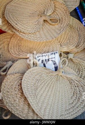 Native Fan aus Palmblättern am Street Market in Manila, Philippinen. Stockfoto