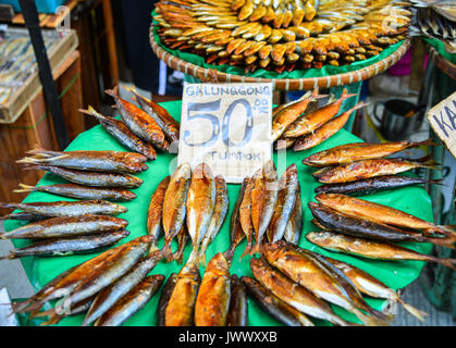 Stapel der getrocknete Meeresfrüchte im lokalen Markt in Manila, Philippinen. Stockfoto