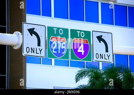Overhead Verkehrszeichen, die auf der I-275 und I-4 in der Innenstadt von Tampa, FL, USA Stockfoto