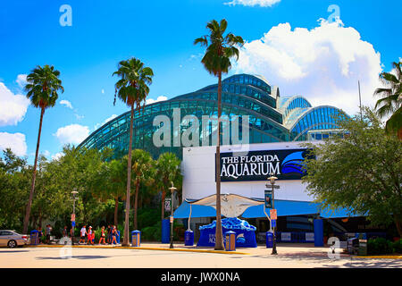 Menschen außerhalb der Florida Aquarium in Tampa, FL, USA Stockfoto