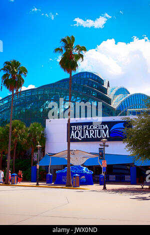 Menschen außerhalb der Florida Aquarium in Tampa, FL, USA Stockfoto