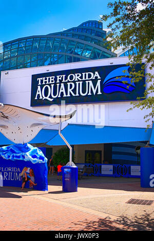 Menschen außerhalb der Florida Aquarium in Tampa, FL, USA Stockfoto