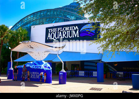 Menschen außerhalb der Florida Aquarium in Tampa, FL, USA Stockfoto